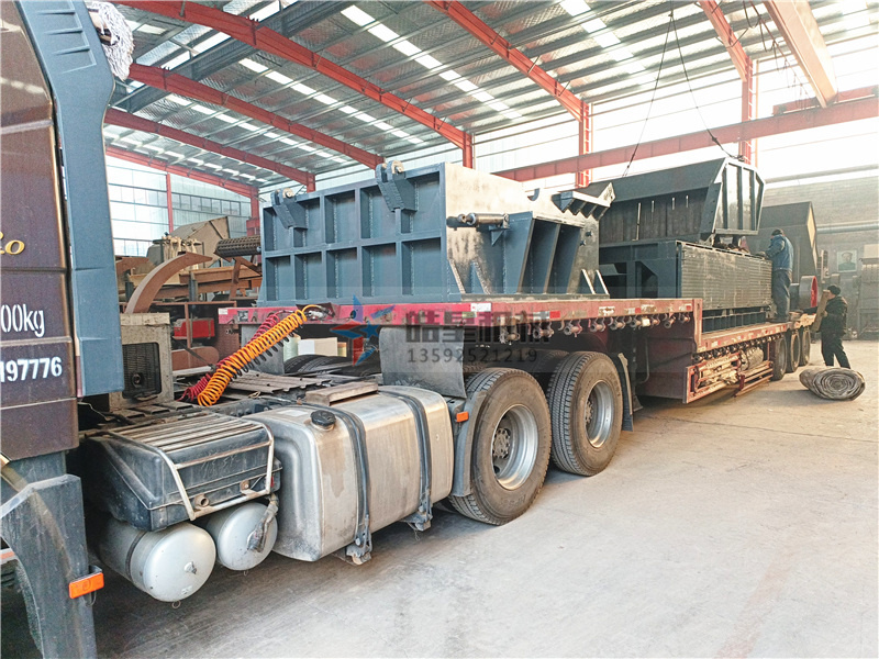 1800型<a href='http://www.silvercityprorodeo.com' target='_blank'><span>鋁合金破碎機</span></a>設備裝車發(fā)貨